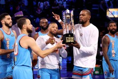 湖人队阵容调整：名宿建议交易里夫斯，探讨三大交易方案