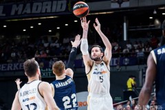 欧冠最佳阵容揭晓：劳塔罗、亚马尔、巴雷拉领衔星光熠熠